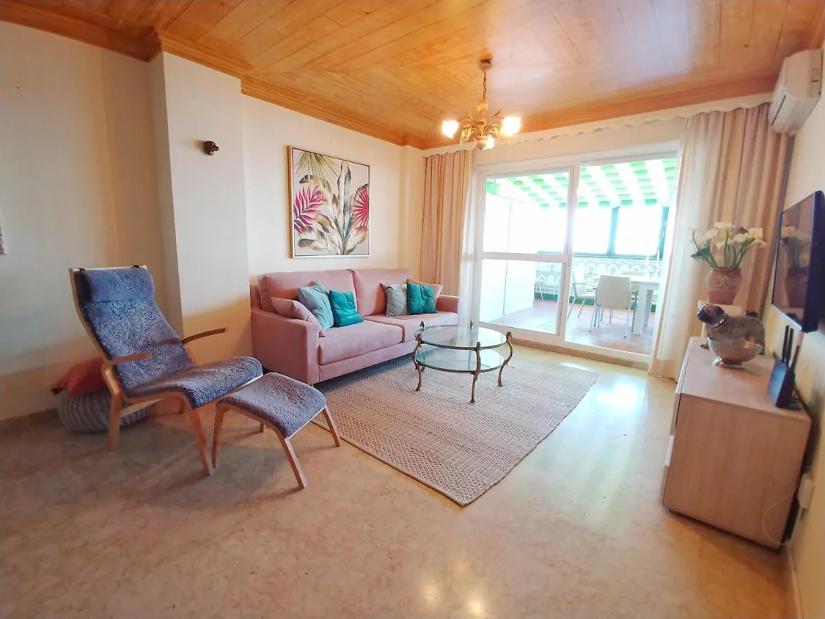 Penthouse With Stunning Views ile iletişim
